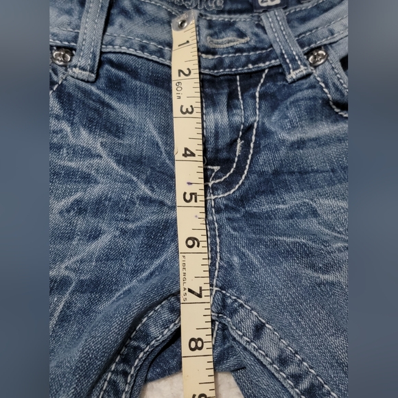 Miss Me Jeans.  Size 26x29 straight leg, whisking, low rise like new - Picture 6 of 9